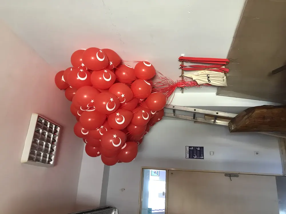 Uçan Balon Süsleme örneği, profesyonel kurulum — Esin Balon