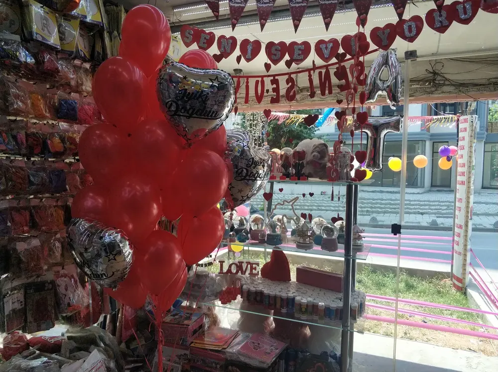 İstanbul uçan balon süsleme uygulaması — Esin Balon organizasyon
