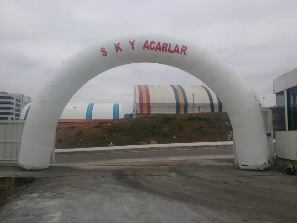 Yol Takı Balon Süsleme örneği, profesyonel kurulum — Esin Balon