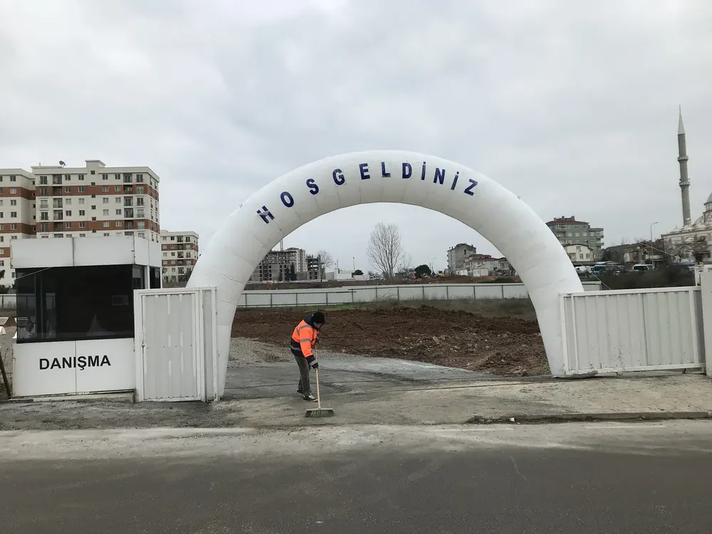 Yol Takı Balon Süsleme örneği, profesyonel kurulum — Esin Balon