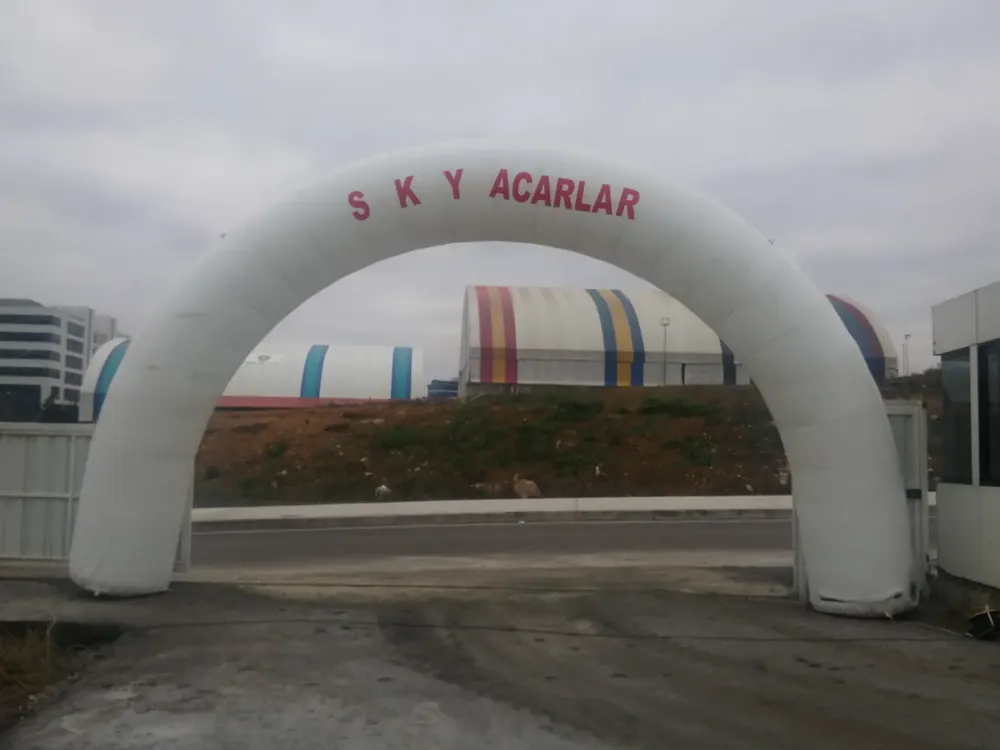 Yol Takı Balon Süsleme örneği, profesyonel kurulum — Esin Balon
