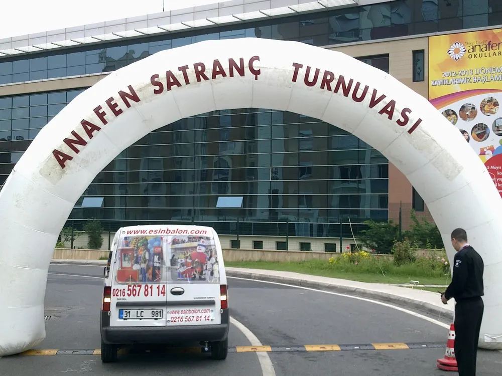 Yol Takı Balon Süsleme örneği, profesyonel kurulum — Esin Balon
