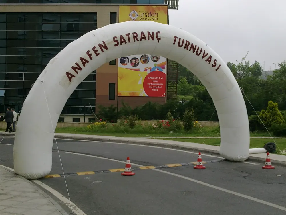 Yol Takı Balon Süsleme örneği, profesyonel kurulum — Esin Balon