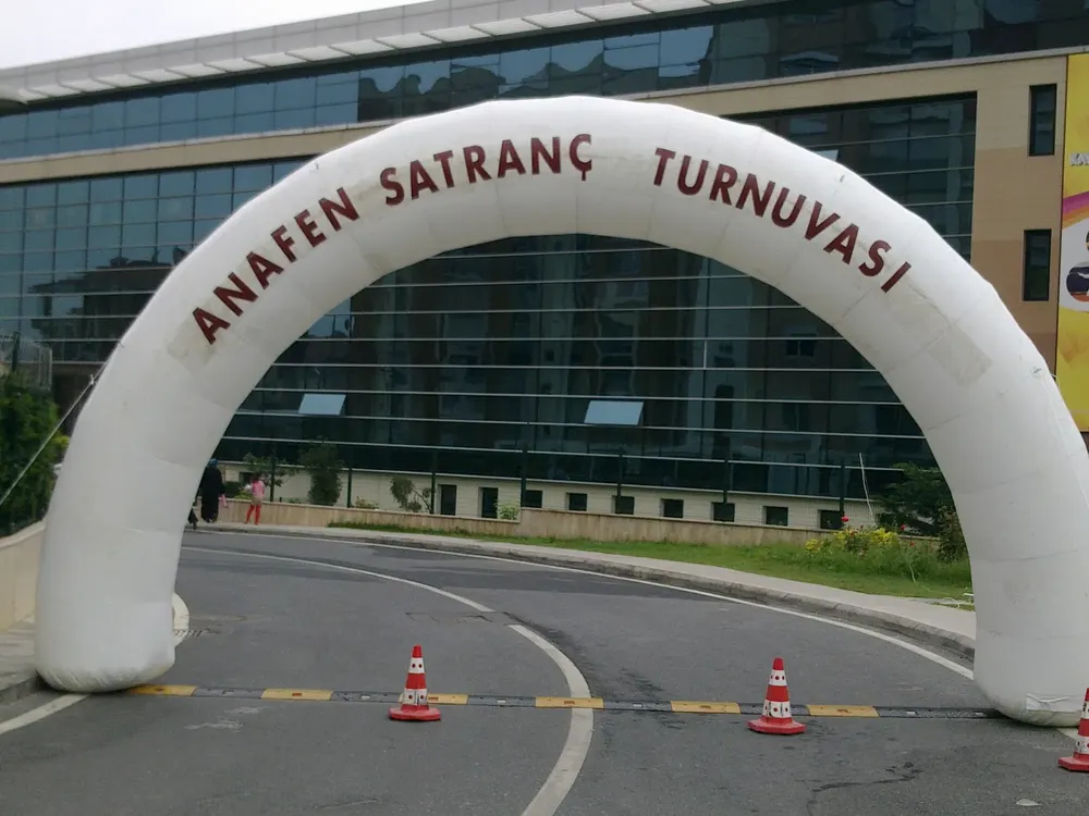 Yol Takı Balon Süsleme örneği, profesyonel kurulum — Esin Balon