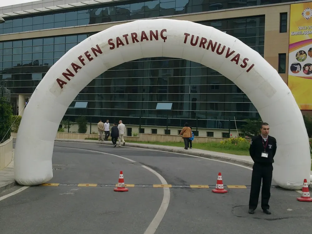 Yol Takı Balon Süsleme örneği, profesyonel kurulum — Esin Balon