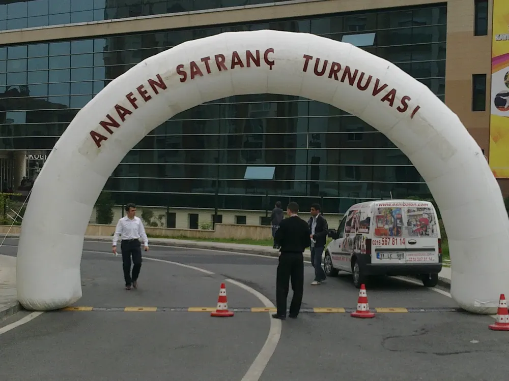 Yol Takı Balon Süsleme örneği, profesyonel kurulum — Esin Balon