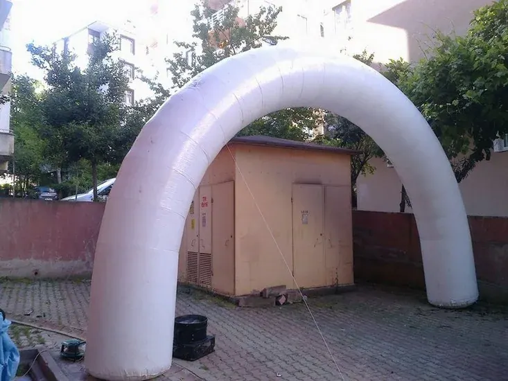 Yol Takı Balon Süsleme örneği, profesyonel kurulum — Esin Balon