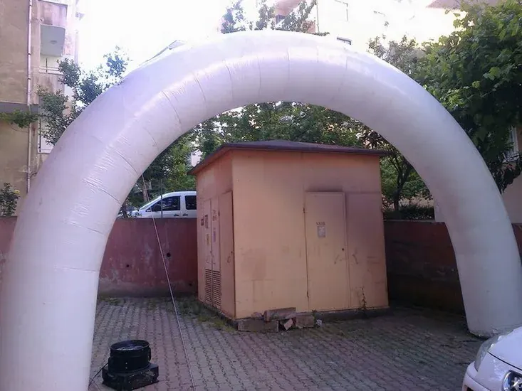 Yol Takı Balon Süsleme örneği, profesyonel kurulum — Esin Balon