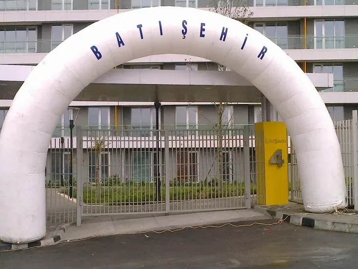 Yol Takı Balon Süsleme örneği, profesyonel kurulum — Esin Balon