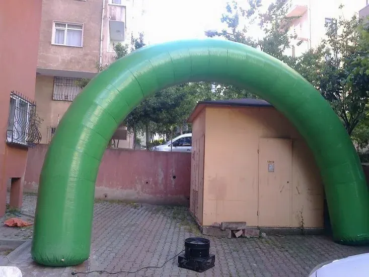 Yol Takı Balon Süsleme örneği, profesyonel kurulum — Esin Balon
