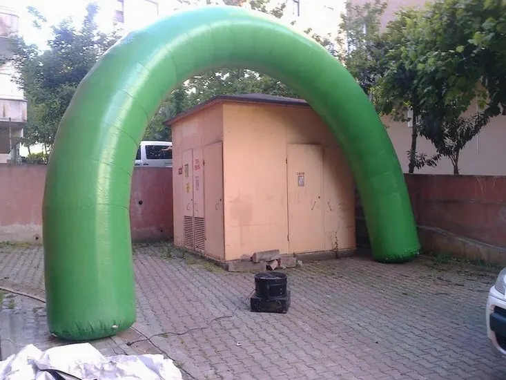 Yol Takı Balon Süsleme örneği, profesyonel kurulum — Esin Balon