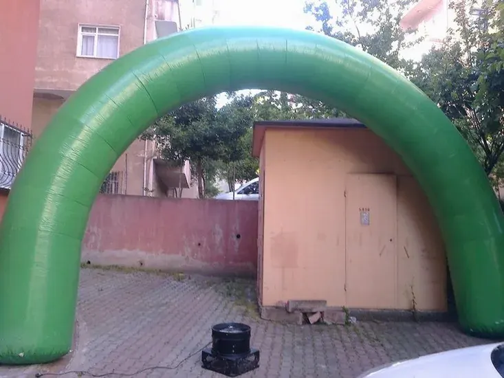 Yol Takı Balon Süsleme örneği, profesyonel kurulum — Esin Balon