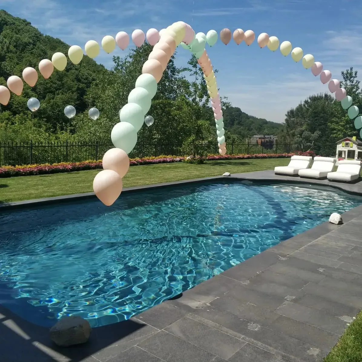 Doğum günü balon süsleme konsepti — parti masası ve balon dekoru, Esin Balon