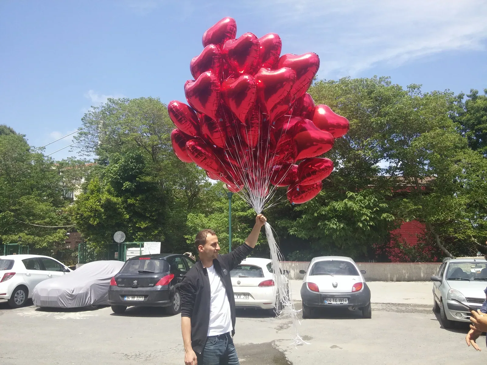 Kalpli uçan balon buketi — evlilik teklifi ve sevgililer günü konsepti, Esin Balon İstanbul