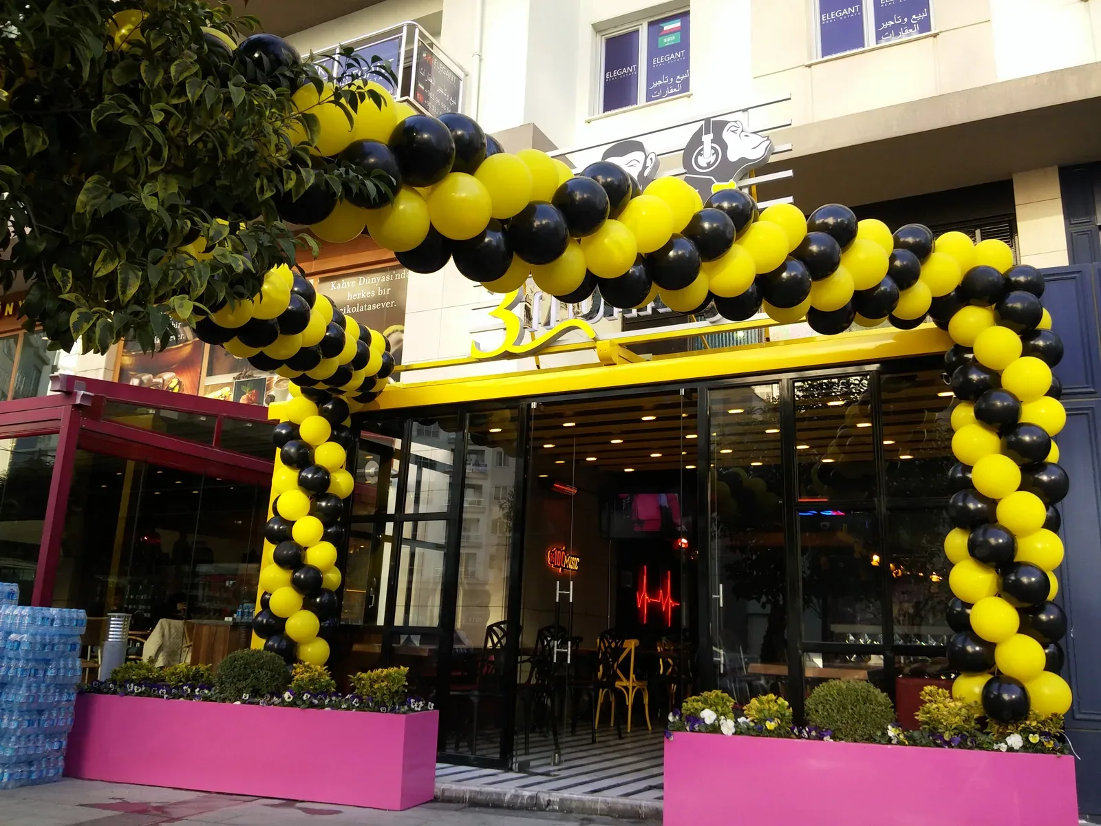 Mağaza açılışı balon süsleme İstanbul — balon kemeri kurulumu, Esin Balon organizasyon