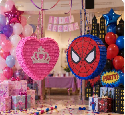 Kalpli ve örümcek adam temalı pinyata ile hazırlanmış doğum günü partisi — Esin Balon